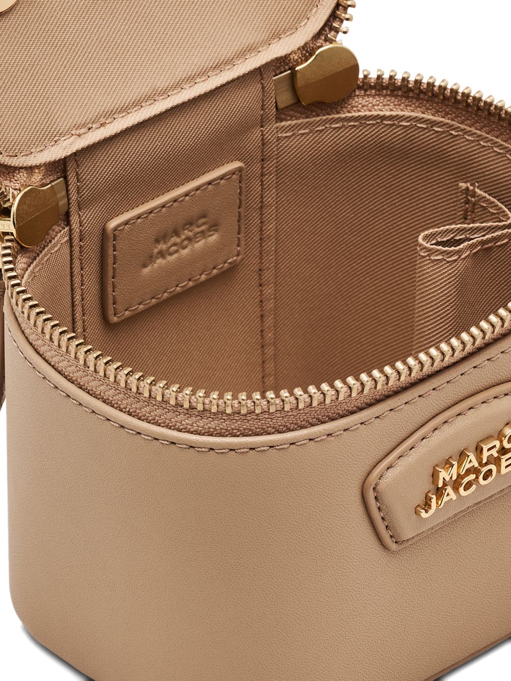 2R5SMN022S01 #230 MARC JACOBS