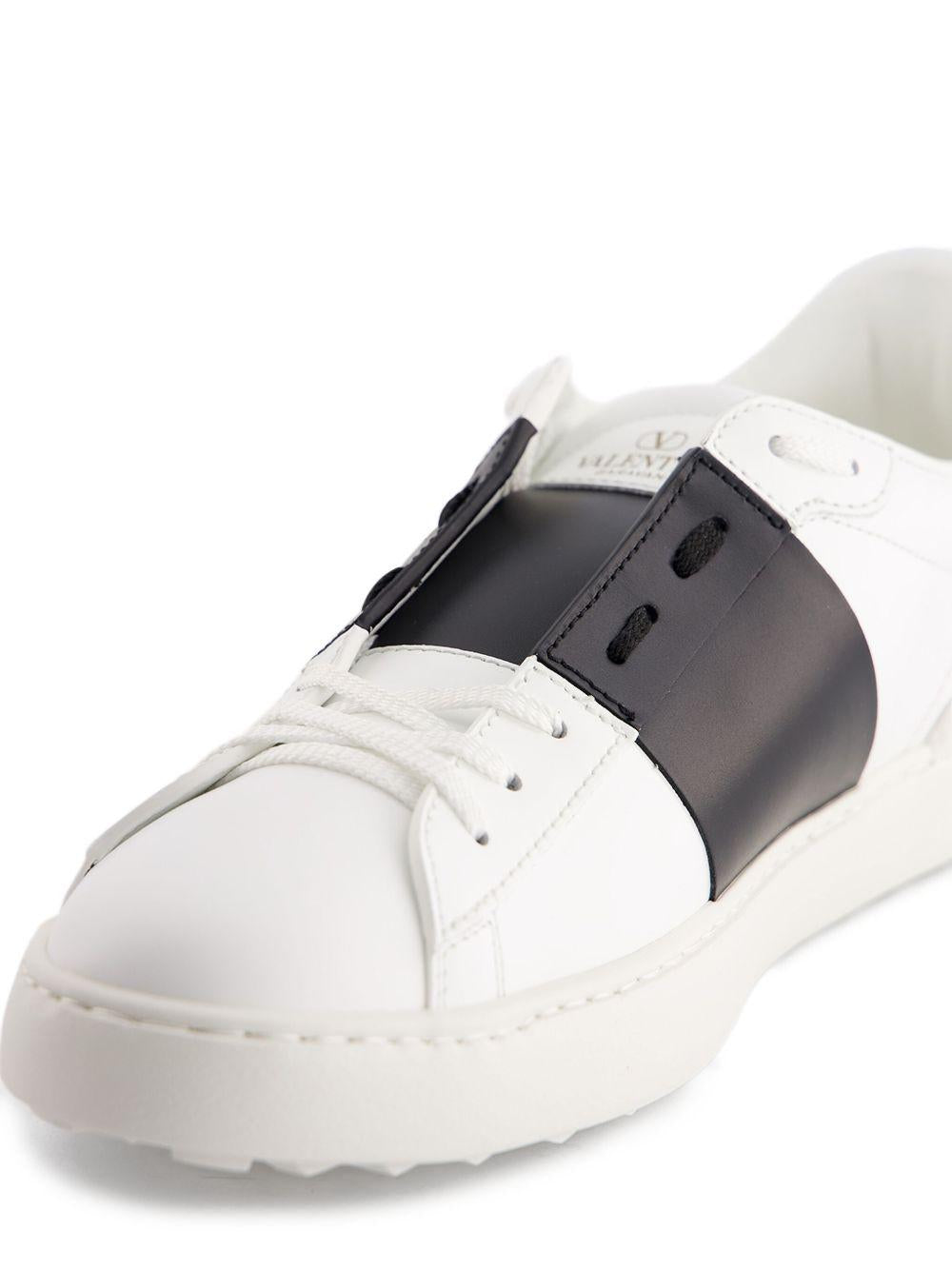7Y2S0830* BLUA01 VALENTINO