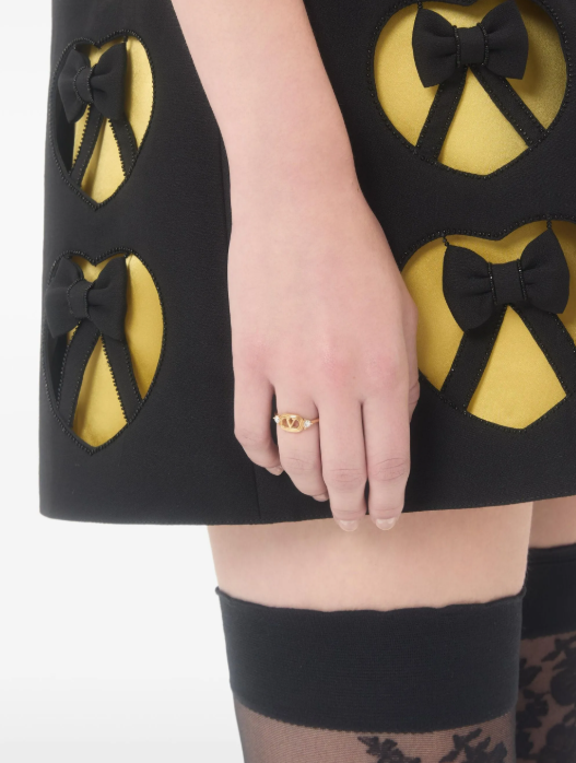  8W2J0BI2YCW* #9MN VALENTINO 